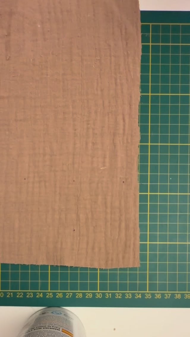 ✨ Van stof tot speenkoord + doekje ✨
Met de hand gemaakt, met liefde afgewerkt.
Kijk mee hoe ik een zacht knuffeldoekje combineer met een praktisch speenkoord — perfect voor jouw kleintje.
#speenkoord #babydoekje #fleurigenfijn