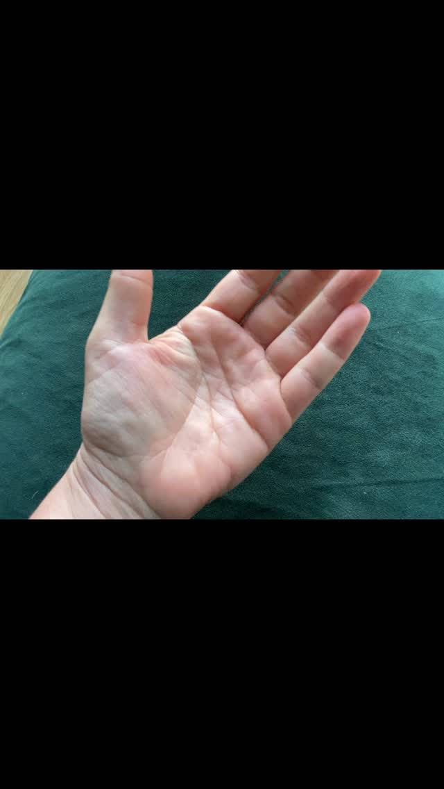 Get December ready!
With a few days left of November most of us will be breathing in, steadying ourselves, ready for the festive fun to begin🎄
December brings sparkle and twinkling lights but also a lot of ‘to do’ lists, leaving us a little overtired and stressed.
To keep you feeling centred with literally something in your back pocket. Here’s a little hand reflexology routine you can do anywhere, at anytime. If you try to do it daily for five minutes the benefits will build, hopefully giving you an inner feeling of calm!
Keep taking time for you during the coming festive season🎄🌟