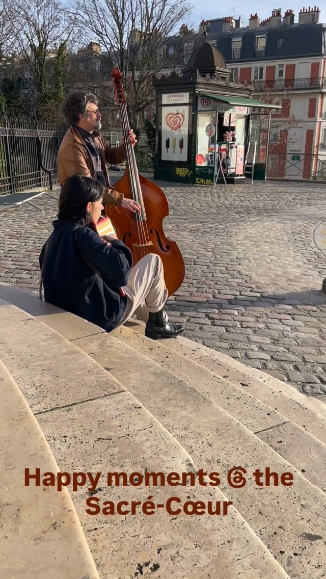 Sacré-Cœur
Around ten in the morning, we reached the Sacré-Coeur and took a seat on the stairs to take in the sun and scenery.
After a little while, we were aware that the two musicians seated next to us had pulled out their instruments and began performing. Through these melodies the square, which had previously been inhabited by individuals concentrating on their own stories, came together so to say, while focusing on the same sound.
By turning this moment in a shared and expanding experience the musicians reminded us on the fact that cultural highlights are sometimes found, not in the grandeur of things, but there where art is lived, experienced, and inspired.