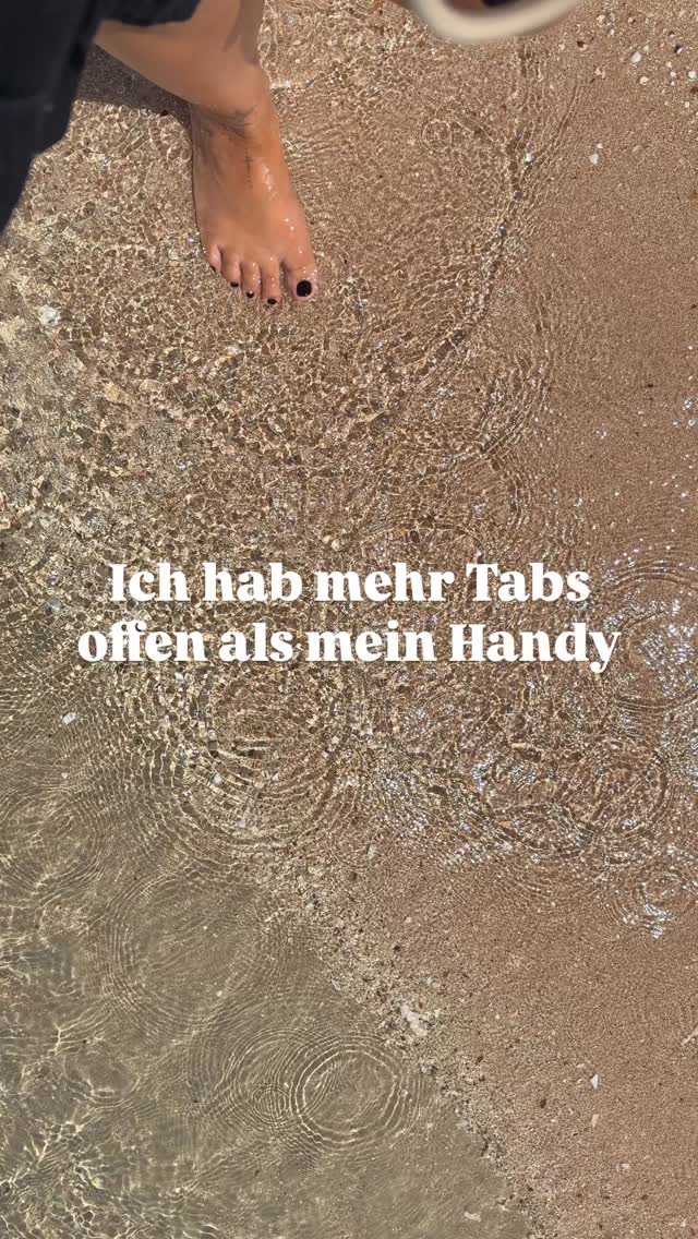 Und ehrlich gesagt: Es wundert mich manchmal selbst, wie viel parallel laufen kann. Vormittags sitze ich im Atelier und merke, wie mein Kopf endlich leiser wird. Das ist für mich wie Meditation
Und dann kommt der Nachmittag… Hausaufgaben, Mama-Taxi von einem Hobby zum nächsten, Diskussionen, Tränen, Lachen, zwischendurch die Hunde, die Streicheleinheiten einfordern, Bastelchaos am Küchentisch und überall liegt irgendwas, das eigentlich längst hätte weggeräumt werden sollen.
Es ist viel. Es ist laut. Es ist chaotisch. Und trotzdem ist genau das mein Leben. Manchmal frage ich mich, wie all diese Tabs gleichzeitig offen bleiben können, ohne dass alles abstürzt. Aber irgendwie funktioniert es. Nicht perfekt, nicht still, nicht geordnet – aber ehrlich, lebendig und genau richtig für uns.
Und ich liebe es genauso, wie es ist.