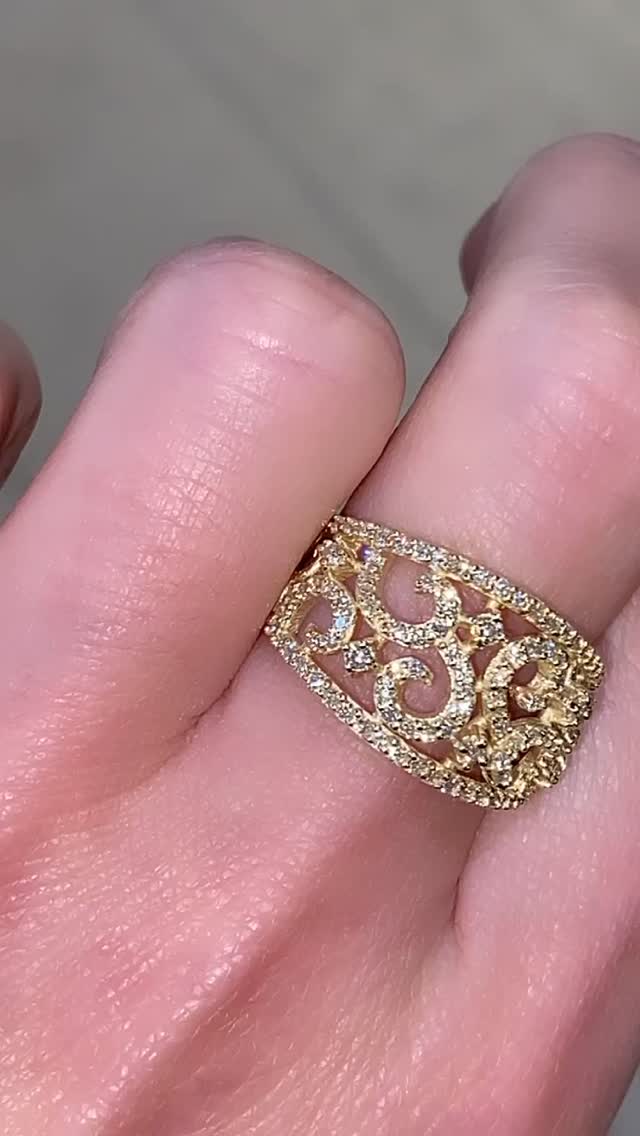 ✨Give the magic of a custom designed gift this Christmas. ✨💫Our showroom features hundreds of unique, 1 of 1 pieces carefully crafted by Corey, just like this one. ✨💎 Save up to 50% store wide with our Christmas sale. ✨
#southsurreyjeweller #nataliajewellers #yvr #bycoreyg #southsurreybc