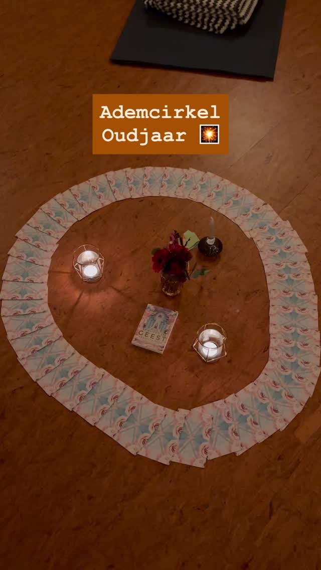 Gisteren gaf ik weer een Ademcirkel!
Het thema was Oudjaar 🎇
We hebben terug-gevoeld naar 2025; wat heeft je gevormd?
Wat mag er mee naar 2026 en wat niet? 🤍
Het was een heerlijke avond met zo’n fijne verbinding tussen de deelnemers 🥰 In de fijne studio van @yogastudio.de.orbit vlakbij het station Driebergen-Zeist ✨
En voor alle deelnemers een cadeautje, vol liefde verzorgd door @ademenlach.nl.
De volgende Ademcirkel, eind januari, was supersnel volgeboekt.
Maar er volgen er in 2026 zeker weten nog meer 🤩
Wil jij er ook een keer bij zijn? Reageer dan onder deze reel of stuur me een DM, zodat ik je op de hoogte kan houden als ik nieuwe data heb gepland! 😍
#ademcirkeldriebergen #verbondenadem #ademwerk