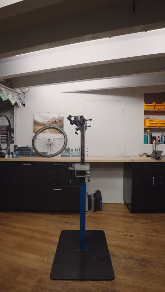 @specialized_fr Aethos 2 s-works ready to paint 🎨
Un montage d’exception à 5,9kg ➡️ @sram RED 12v capteur de puissance / @rovalcomponents alpinist CLX 3 / Cockpit roval Alpinist / Selle miror S-works
Montage avec soin par @mathieu.milluy ! 👌
#cyklist #specialized