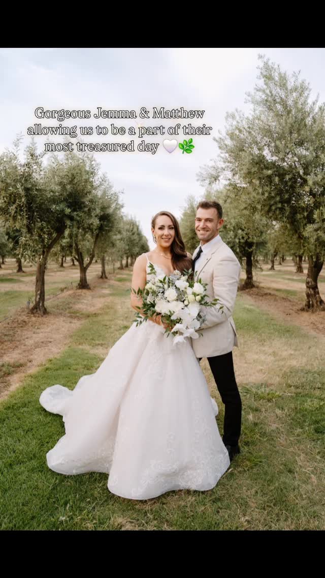 🌿 A little piece of Jemma & Matthews love story - saved forever inside of this beautiful selection of keepsakes. A combination of resin & framed pieces that will bring back the memories of their most special day together 🌿