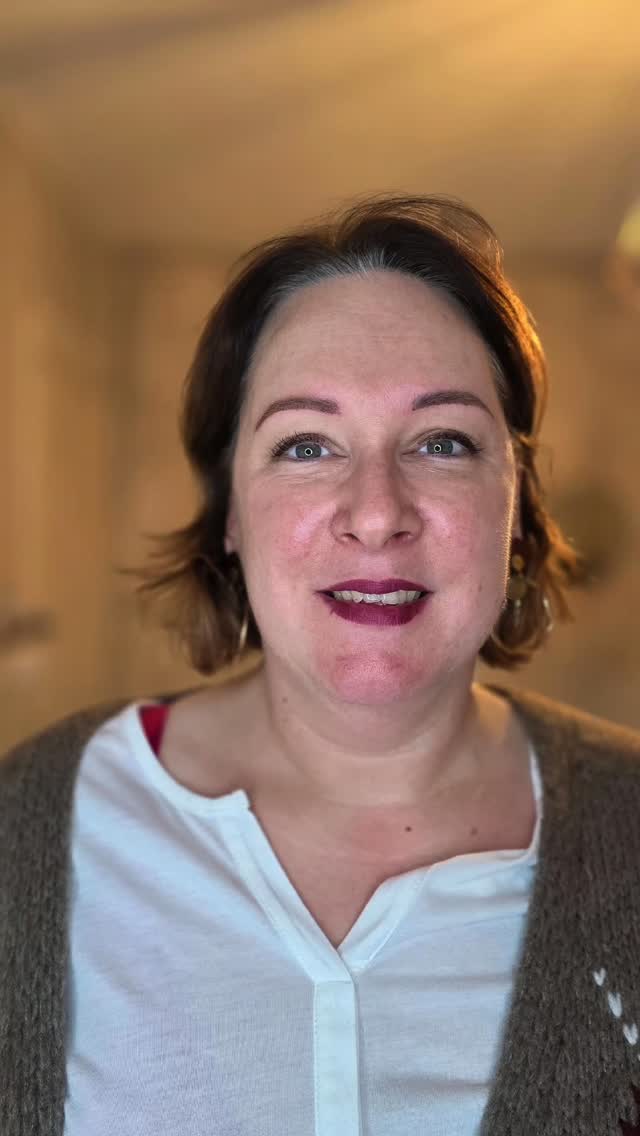 SOURCILS POUDRÉS - Création
Avant | Après
Nous avons corrigé l'asymétrie présente au niveau de la tête des sourcils à la demande de ma cliente 🤎
Pour rappel: sur la vidéo la pigmentation vient d'être faite, les sourcils sont donc rouges, un peu gonflés et la couleur du pigment ressort foncé. Après les 3 semaines de cicatrisation, les sourcils auront perdus 40 à 50% d'intensité (cicatrisation normale), pour laisser place à une couleur beaucoup plus douce et un résultat plus fin. Lors de la retouche 1 mois après nous rectifions la forme et l'intensité si nécessaire. LES SOURCILS NE RESTENT PAS FONCÉS COMME CA, n'ayez craintes 😊 C'est pour cela que je vous montre souvent les résultats cicatrisés. 🫶
⚠️ Les petits points violets sont les points du crayon chirurgical.
Trop hâte de voir le resultat cicatrisé ✨️
📍 Homblières (02720) — salon privé, sur RDV uniquement
🗓️ Ouvert du lundi au samedi matin (non-stop le midi)
❓️💸https://taplink.cc/regardpoudre
📲 📞 06 49 57 28 05
#combobrows #poilàpoil #poudré #sourcilspoudrés #powderbrows #poilàpoil3d #sourcilspoilàpoil #combosourcils #pigmentationsourcils #maquillagepermanent #maquillagesemipermanent #dermopigmentation #esthetique #homblieres #aisne #hautsdefrance