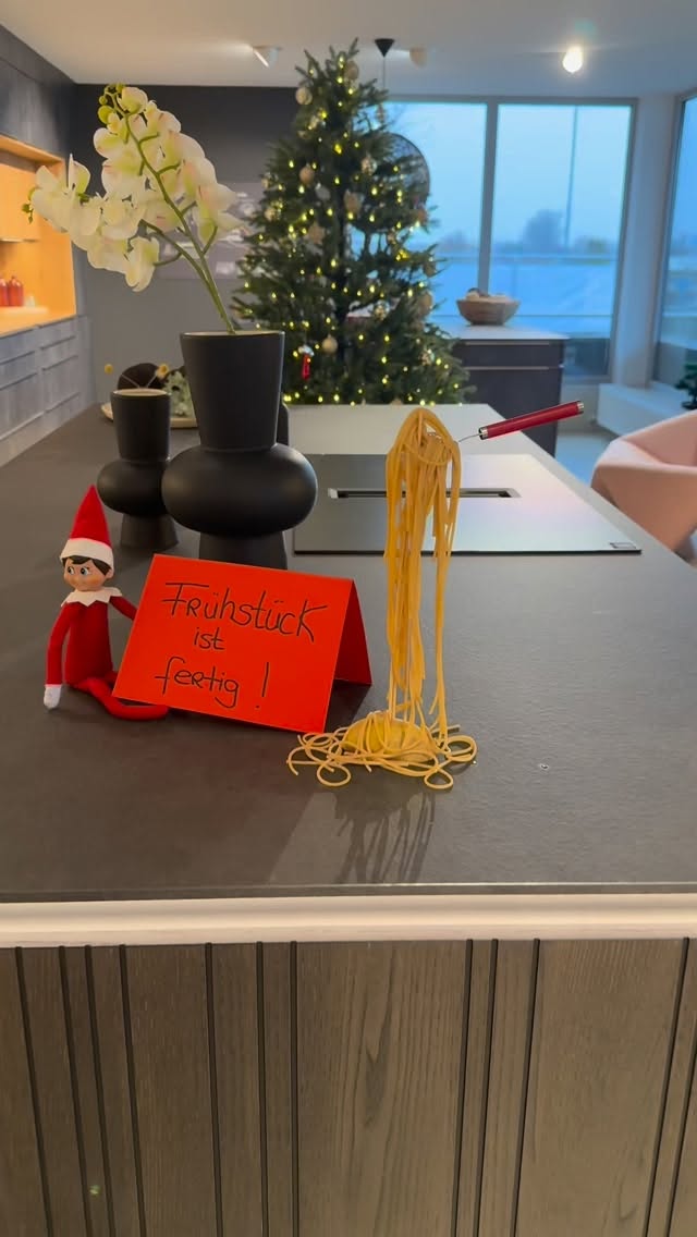 Unser Küchenelf Toni ist zurück im Küchenhaus Friedt – und er hat wieder einen zauberhaften Streich ausgeheckt! Heute überrascht er uns mit einer schwebenden Gabel, die für magische Momente sorgt! Unser Team freut sich jeden Tag aufs Neue, die Überraschungen unseres kleinen Elfen zu entdecken. Bleibt dran, um zu sehen, was Toni als Nächstes plant! 🎈🪄 #ElfOnTheShelf #wichtel #wichtelstreich #weihnachten #küchenstudio #elf #elfontheshelfideas #elfontheshelf2025 #chrismas #kraichgau #kinder #magic #küchenstudio #küchenhausfriedt #weihnachtenmitkindern #eppingen #heilbronn #karlsruhe #elfstreiche #elfideas #elfideen