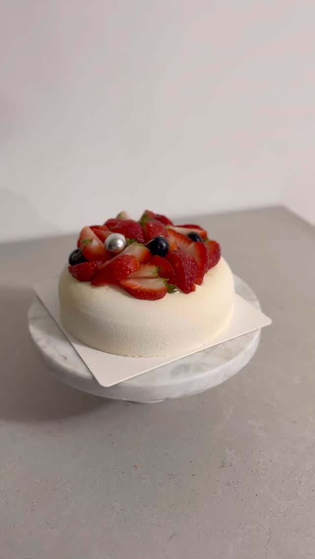 Favorite step = the happy birthday topper! 🎉 I love knowing that this little touch means someone special is about to celebrate. 🎂
Order your celebration cake! Link in bio.
#DenHaagBakery #TaartDenHaag #Verjaardagstaart #BirthdayCake #HomeBakery