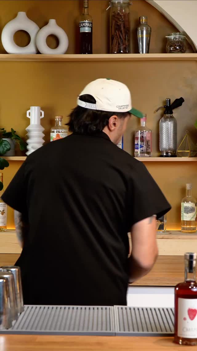 Gin fraise + citron + sapin + mousse… le combo qui a zéro raison de fonctionner, mais qui est INCROYABLE. 🍓🌲
On prend Charme, Gin à la fraise et on le passe en gin sour boréal : acidité, douceur, forêt.
Le genre de cocktail qui fait “wow” avant même la première gorgée.
Tu le vois plus en cocktail de brunch ou en dessert ?
Garde la vidéo pour ton prochain souper entre amis.
#ginfraise #cocktail #mixologie