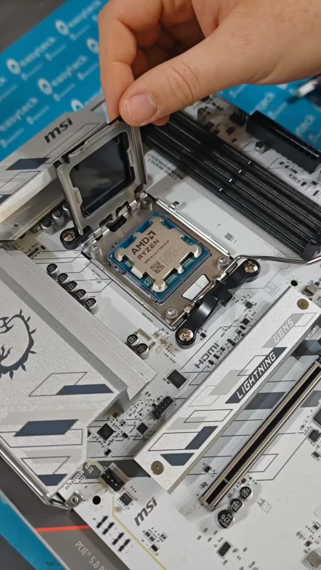 BUILD FULLWHITE
🔹Ryzen 7 9800x3D
🔹32GB Corsair Vengeance 6000Mhz DDR5
🔹SSD 2TB Samsung Nvme
🔹NVidia RTX 5070 TI
🔹Case Hyte Y70
🔹Dissipatore Tryx Panorama 360 ARGB