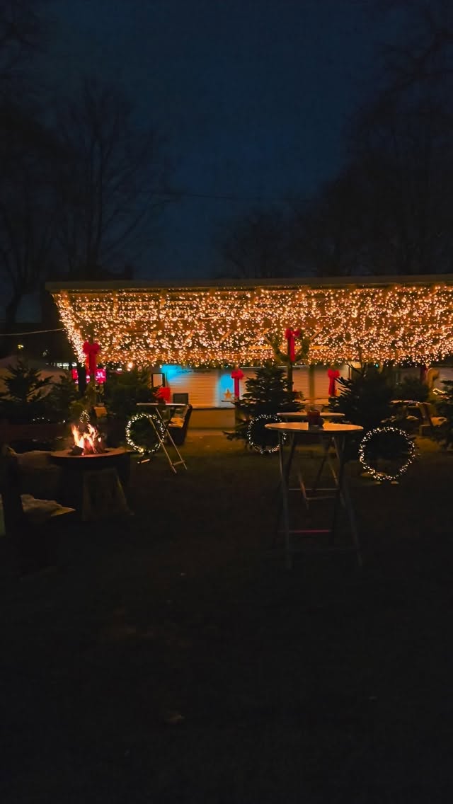 ✨ Ab morgen, dem 27.11, ist es endlich so weit! ✨
Vier Wochen lang erwarten euch Flammkuchen, Bratwurst, Glühwein, Kinderpunsch und vieles mehr – und das alles in einer gemütlichen Atmosphäre mit Lagerfeuer 🔥❄️
Kommt vorbei, genießt die Stimmung und startet mit uns in eine wundervolle Vorweihnachtszeit! ❤️🎄
#weihnachtszeit #vorfreude #flammkuchen #bratwurst #glühwein #kinderpunsch #winterzauber #lagerfeuer #genussmomente #wintermarkt #foodlove #instafood #biergarten #biergartendarmstadt