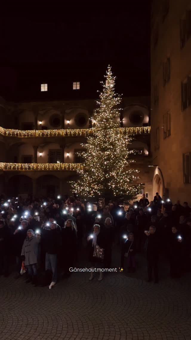✨ Letzte Woche durften wir auf dem @stuttgarterweihnachtsmarkt im Ehrenhof des alten Schlosses in Stuttgart singen. Dieser Moment war einfach nur magisch. Wir hatten so ein tolles Publikum. Danke, dass ihr uns solche Augenblicke beschert 🫶🏼🥹
#stuttgart #0711 #chormäleon #chorliebe #sorryihavechoir #recap#konzert2025#immerandersimmergut #choirlove #chorstuttgart #konzertstuttgart #stuttgartkonzert #weihnachtenstuttgart #adventskonzert #christmasmarkets #weihnachtszauber #weihnachtsmusik #weihnachtsmarktstuttgart #weihnachtsmärkte