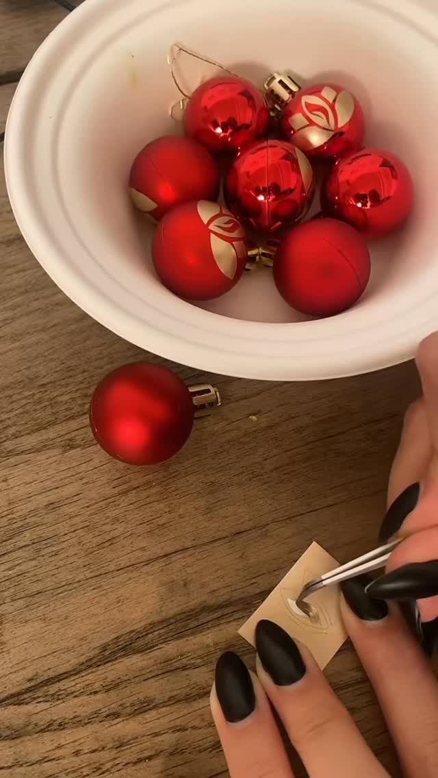 — DÉCORATION BE NICE CANDLES 🎄
Et voici la case numéro 4 du calendrier de l’Avent : une jolie décoration pour votre sapin. 😻
Le calendrier de l’Avent c’est aussi un moyen pour moi de vous gâter, avec des parfums exclusifs que seuls vous aurez, mais aussi des petites surprises comme celle ci. ❤️
Toutes les boules ont étés customisées à la main comme sur la vidéo, par mes soins. ✨
Pour ceux qui ont le calendrier, j’attends vos photos des decos dans le sapin ! 👀
#calendrier #calendrierselavent #avent #adventcalendar #calendrierdenoël #noel #noël #artisan #artisanat #artisanatfrancais🇫🇷 #faitmain #faitmainenlorraine #seuledansmonentreprise #entrepreneure #entrepreneurefrançaise #lorraine #metz #talange