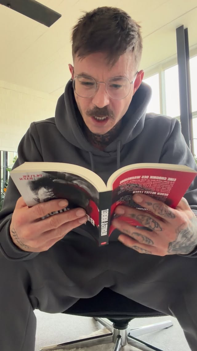 Seite 176 - Belichtet &Benebelt
Die Antwort lag schon seit Jahren auf der Hand:
Ich war nicht erfolgreich, sondern nichts anderes als
ein Alkoholiker. Stunden ohne Alkohol wurden zur kal-
ten Hölle. Jede Nacht war meine Bettseite in unserem
Ehebett klatschnass. Schweiss. Kalter, ekliger Nacht-
schweiss, der sich jeden verfickten Abend unter mir im
Schlaf ausbreitete.
➡️ Link in der Bio VÖ: 3. Februar 2026
#truetalk #alkohol #belichtetundbenebelt #dryjanuary #sober