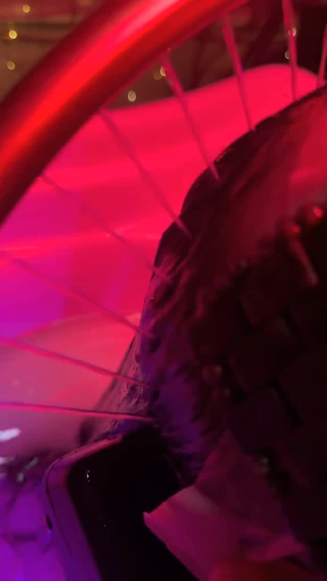 Holiday madness got you feeling all over the place?
Book a Head Spa and float away for a full hour of peace + pure relaxation. 😌🫧☁️🤍