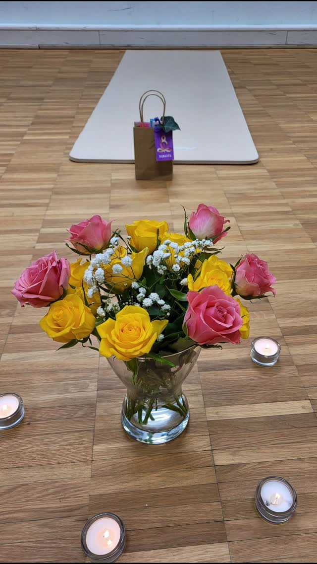 ✨️ Impressionen aus unserem Workshop: Beckenboden meets Hormon Yoga ✨️
🙏 Was für ein erfüllender und inspirierender Tag!
🔅 Anna von HerHealth @beckenbodentrainieren hat uns erneut gezeigt, wie wichtig ein bewusster Blick auf unseren Beckenboden ist. Mit einem anschaulichen Modell hat sie die Beckenmuskulatur erklärt und uns achtsam in die Aktivierung und Wahrnehmung unseres Beckenbodens geführt.
🧘♀️ In der Hormon Yogastunde durften wir eintauchen in eine wohltuende Mischung aus Entspannung, sanften und dynamischen Bewegungen. Der Fokus lag ganz auf unserer inneren Energie und dem Fluss des Atems.
👩🦰 Besonders wertvoll war der Raum für Austausch. Es wurde deutlich, wie präsent die Themen Wechseljahre und hormonelle Dysbalancen für viele Frauen sind. Der Dialog war achtsam, stärkend und voller Wertschätzung.
🍵 Bei Tee, Snacks und einem gemütlichen Zusammensein ließen wir den Workshop ausklingen – verbunden, entspannt und wohlig gestärkt.
💖 Ein herzliches Dankeschön an all die wunderbaren Frauen, die dabei waren. Danke, dass ihr euch Zeit genommen habt, mehr über euren Beckenboden zu erfahren und eure hormonelle Balance zu unterstützen. Es ist so wichtig, informiert zu sein und den eigenen Körper zu verstehen.🙏
💞 Unser Workshop möchte euch eine kleine Auszeit schenken – wertvolle Momente nur für euch. Und genau diese Zeit habt ihr euch genommen.
Herzlichst, eure Rita 💜
#workshop #wechseljahre #beckenboden #beckenbodentrainieren #hormone #hormoneinbalance #frauengesundheit #frauinbalance #mannheim