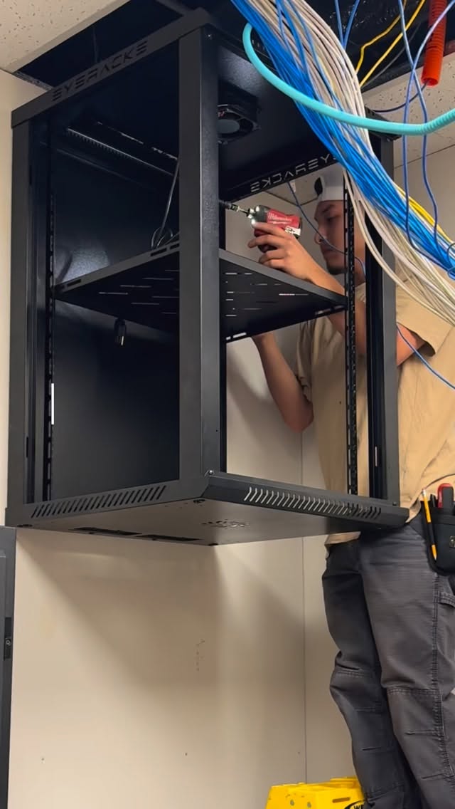 Our technicians make a data rack install look to easy! 👷🏻
Need help with your setup? Cielo Systems has you covered. Contact us through our bio for more information.
#lowvoltage #cablemanagement #projects #techtok