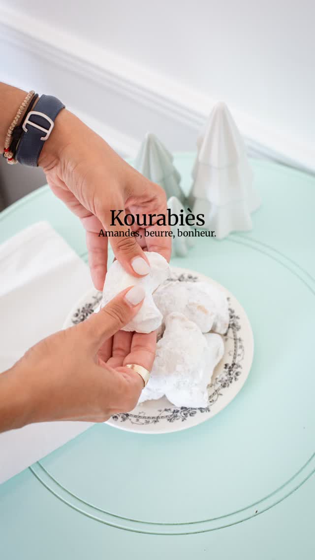 🧈 Kourabiès, la sablé au beurre et aux amandes. À consommer sans modération avec un thé au coin du feu pour attendre le Père Noël comme il se doit.
🧐 Mais la vrai question, Team Kourabiès ou Team Melomakarono?
📷 @yohannborel
#evievane #kourabiedes