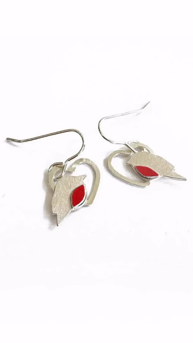 My robin jewellery collection is one of the most fiddly and time consuming to make, but I love robins so itβs worth the finger aches after making them ππ
Each robin I hand cut out from sheets of silver with a hand saw, I also hand cut each tiny red breast from printed aluminium sheet.
All the pieces are available at @frannyandfiler and via my website-
https://www.abbyfilerjewellery.co.uk/robins-shop
#abbyfilerjewellery #jewellery #jewelry #silverjewellery #handmade #contemporaryjewellery #frannyandfiler #silver #jewelleryshop #jewelleryaddict #robin #robinredbreast #robinjewellery #christmas #christmajewellery