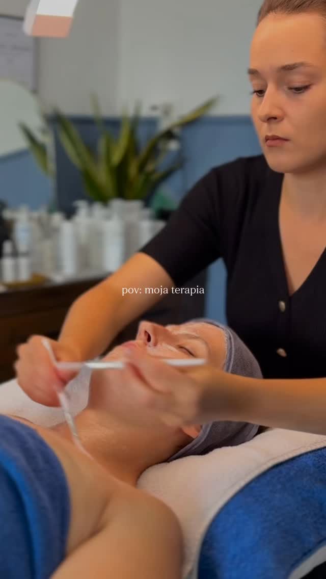 To już ostatnie chwile na rezerwację swojego czasu na przedświąteczny relaks 🥰 ostatnie zabiegi w tym roku czekają właśnie na Ciebie 🫶🏻co wybierzesz? Zabieg na twarz czy może masaż ciała? 😻 daj znać w komentarzu 💜🎁🎁