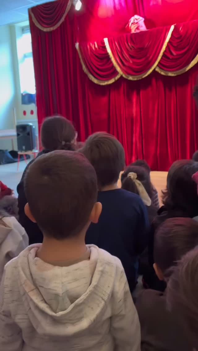 Eines der Highlights in der Adventszeit in unserem Kindergarten war auf jeden Fall der Auftritt des Puppenspielers.
Mit seinem Stück „Aufruhr beim Weihnachtsmann“ brachte er die Kinder zum Strahlen! 🎅🏻🎄✨ #weihnachten #kita #kindergarten #hamburg #puppenspiel #weihnachtszauber #puppenspieler