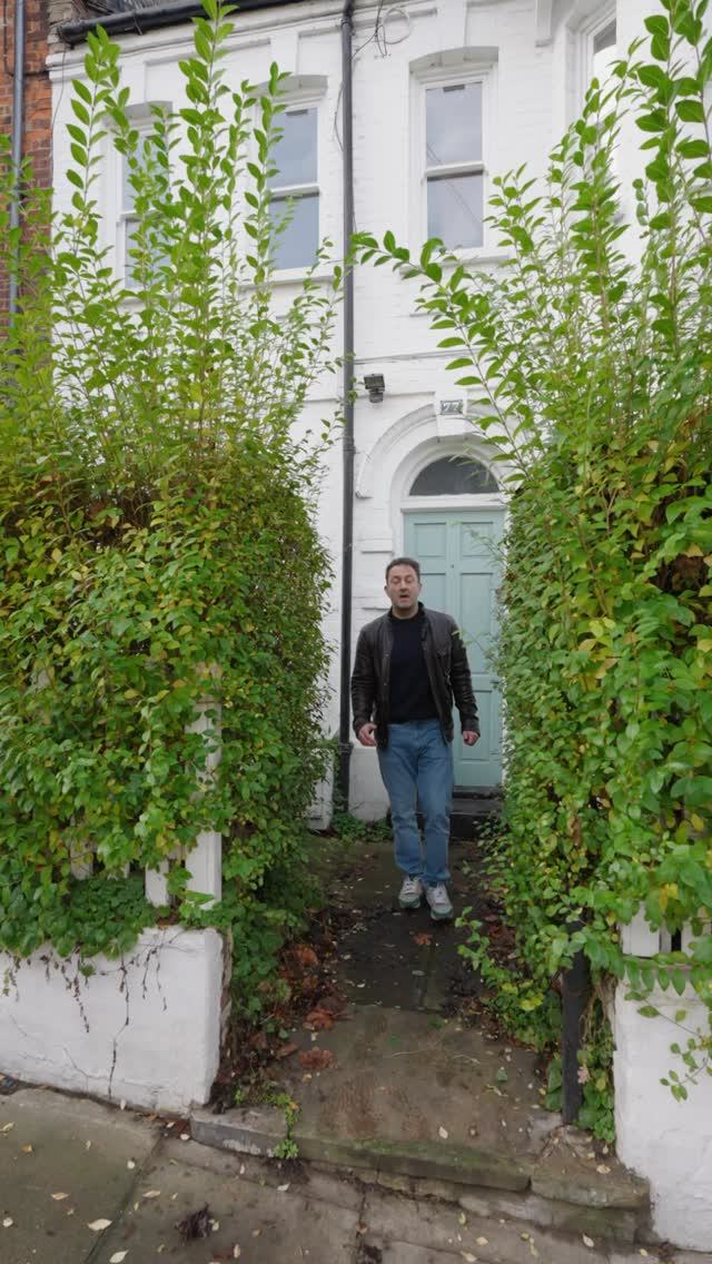 🎄✨ No Christmas lights. No decorations. No sign of life. Is there a house like that on a road near you?
It could be long-term empty and reporting it could earn you a Christmas bonus. 🧑🎄