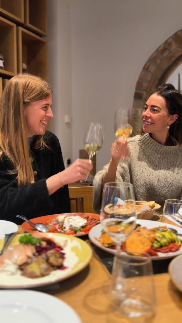 GESCHENKE DIE WIRKLICH FREUDE MACHEN! ⭐️
Du suchst etwas Besonderes für Weihnachten? Bei uns findest du alles, was Weinherzen höherschlagen lässt:
liebevoll gepackte Wein & Sektpräsente 🍾✨
Tickets für @sipsoundofficial - unser Weinfestival 🩷
Wein & Yoga für einen entspannten Feierabend 🧘🏼♀️🍷
Tafelfreude- gemeinsames Genießen im Familystyle. 🫶🏼
Verschenke Genuss. Verschenke Zeit. Verschenke Erlebnisse. 🧡
Schreib uns gerne eine DM oder stöbert in unserem Onlineshop für das passende Geschenk! 🫶🏼
#lorenzundsoehne #wein #nahewein #weinlandnahe #badkreuznach #wine #nahe #weingut #weihnachten #christmas #geschenke #zeit #present #weinpräsent #weingeschenk #zeitgeschenk #zeitzusammen