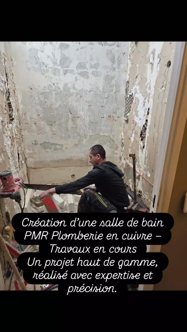 Ce projet consiste en la création complète d’une salle de bain PMR, conçue pour offrir confort, sécurité et accessibilité, tout en respectant les normes les plus exigeantes.
Les travaux en cours concernent la réalisation de la plomberie en cuivre, un matériau noble et durable, garantissant une performance optimale, une excellente résistance dans le temps et une finition haut de gamme. Le choix du cuivre s’inscrit pleinement dans l’esprit qualitatif du projet.
Cette intervention est menée avec :
expertise technique,
précision d’exécution,
exigence à chaque étape,
souci constant du détail et de la qualité.
L’objectif est de livrer une salle de bain PMR fonctionnelle, élégante et parfaitement adaptée, réalisée selon les standards les plus élevés du secteur.
#SalleDeBain #PMR #PlomberieCuivre #TravauxEnCours
#Rénovation #BTP #Artisan #Lognes