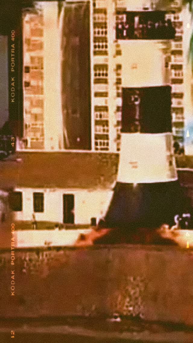 A música “Toda Sexta-Feira”, composta por Adriana Calcanhotto e imortalizada na voz de Belô Velloso, é muito mais que uma canção; é uma experiência sensorial e cultural. A letra curta e poética é repleta de simbolismos que pintam a sexta-feira como um dia sagrado e de alegria coletiva.
· Simbolismo e Cultura: A frase “toda roupa é branca” é uma referência direta ao Candomblé e às tradições afro-brasileiras, onde o branco representa paz e sacredade. Já a “pele preta” celebra a beleza e a força da ancestralidade africana, central na identidade baiana.
· União e Festejo: A repetição de “toda” enfatiza um senso de completude e união. O clímax da música, “Todo o mundo é baiano junto”, funciona como um convite para que todos, independente de origem, se sintam parte dessa celebração contagiante típica da Bahia. A menção ao “céu magenta” captura a beleza do pôr do sol que marca a transição para o fim de semana .
✨ A Trajetória de Belô Velloso
Belô Velloso, cujo nome completo é Isabel Teles Velloso de Mesquita, nasceu em Santo Amaro, Bahia, em 1971, e carrega a música em seu sangue como sobrinha de Caetano Veloso e Maria Bethânia.
Principais marcas de sua carreira:
· Início e Ascensão: Foi para o Rio de Janeiro aos 19 anos para seguir a carreira artística. Seu álbum de estreia, homônimo, saiu em 1996 e já contou com a participação de suas famosas madrinhas artísticas.
· Sucesso na TV: Além de “Toda Sexta-Feira”, outras canções de sua autoria foram temas de novelas e séries da Rede Globo, como “Por Te Querer” (Porto dos Milagres) e “Menos Carnaval” (Era Uma Vez).
· Reconhecimento Internacional: Conquistou elogios do prestigioso jornal The New York Times, que descreveu sua voz como “suave e etérea” . Em 2004, realizou uma grande turnê por mais de 30 cidades nos Estados Unidos.
· Pioneirismo Digital: Belô foi uma verdadeira visionária da internet, tendo lançado a primeira webradio do Brasil em 1998 e sido uma das primeiras artistas a vender áudio digital (MP3) no país.
#BelôVelloso #TodaSextaFeira #MPB #CulturaBaiana #MulheresDaMPB”