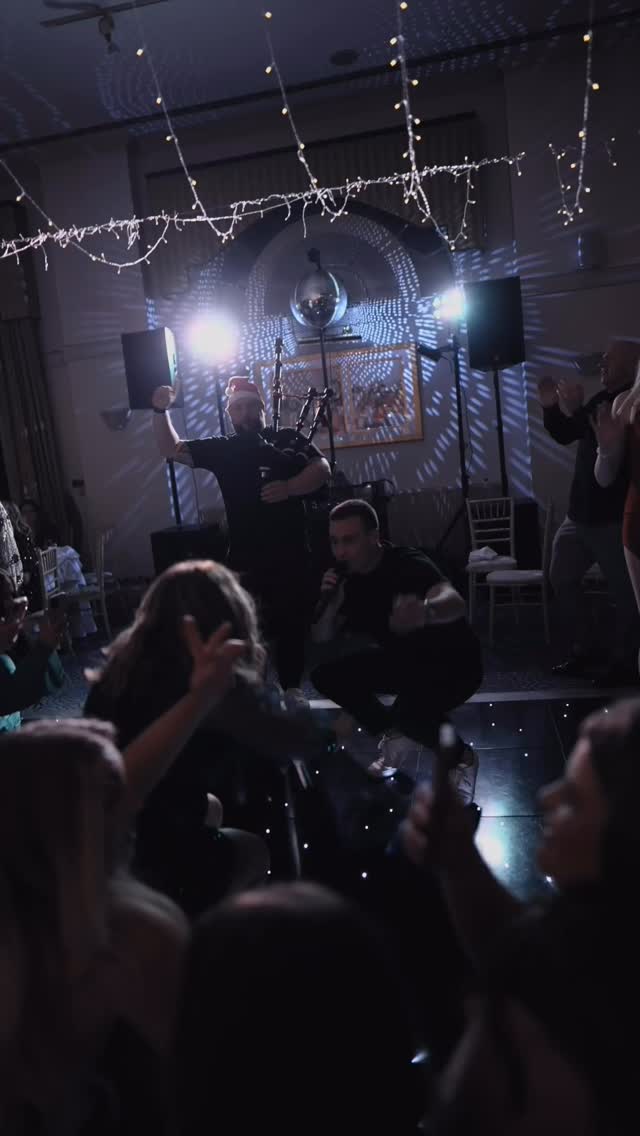 @balbirniehouse asked us to entertain at their Christmas party this year — like Santa, we delivered. 🔥🎅🕺💃🪩⚡️🎄🎧🎷
📽️: @lprweddingfilms