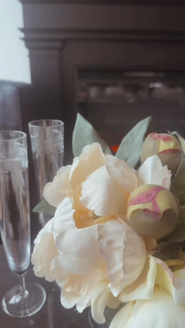 Pull up a seat, it’s the holiday season 🧸
.
.
#calligraphy