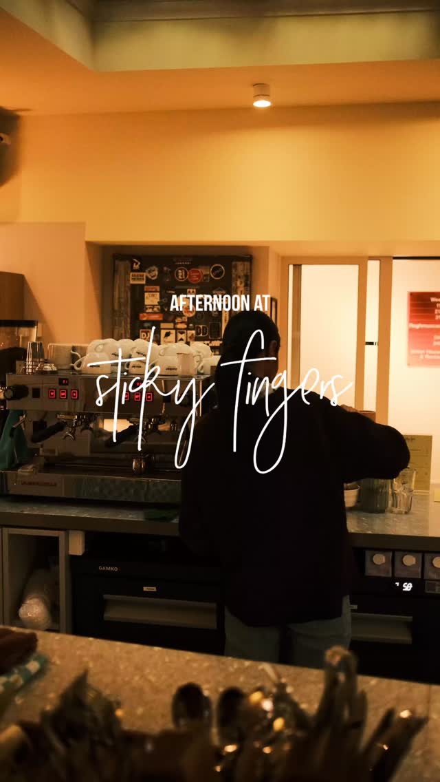 Calling all coffee and music lovers – Sticky Fingers Utrecht is the perfect spot to sip a good brew and dive into your favorite tunes ☕️🎶
Our listening room is a team favorite: shelves full of vinyls from the ‘70s to now, waiting for you to find your sound. See you at Sticky Fingers?