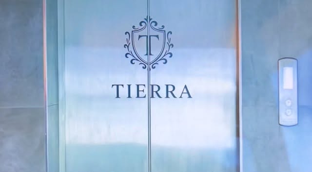 Annie Handbags®️ Tyche Tote, seen on Lacey Chabert in “Lost in Paradise” on Hallmark Channel!
#AnnieHandbags #OnScreenStyle #AsSeenOnScreen #ScreenStyle