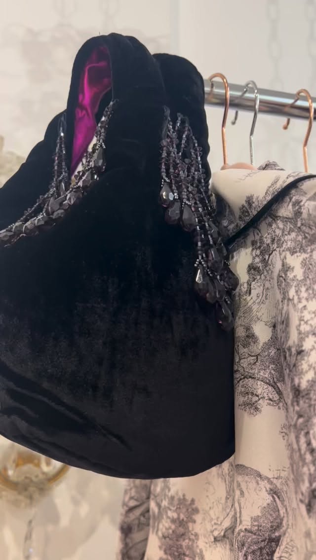 Corso Garibaldi 65 Milano.
Temporary in Brera
#silk #handmade #madeinitaly #taylormade #velluto #shop #regali #natale #limitededitions