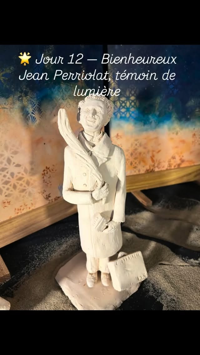 🌟 Jour 12 — Bienheureux Jean Perriolat, témoin de lumière
Aujourd’hui, dans notre crèche de la cathédrale de Valence, nous accueillons une présence nouvelle : Jean Perriolat, figure de foi délivrée jusqu’à l’extrême.
Jeune Romanais engagé dans la Jeunesse Ouvrière Chrétienne,
il accepte la mission confiée par les évêques :
accompagner spirituellement les jeunes envoyés au STO.
Arrêté en 1944 pour sa fidélité à l’Évangile,
torturé puis déporté à Mauthausen,
il meurt à 25 ans comme martyr,
offrant sa vie pour la foi et ses frères.
Le 13 décembre 2025,
il sera béatifié parmi les 50 martyrs du STO
#Béatification
#MartyreDeLaFoi
#MémoireEtEspérance
#HistoireVraie
#CrècheDeLaCathédrale
#CathédraleDeValence
#ArtEtSpiritualité
#CheminsDeLumière
#GloireDeDieu
#FoiEnActe
#DécembreSpirituel
#Valence
#HéritageSacré #jeanperiollat #cathedraledevalence