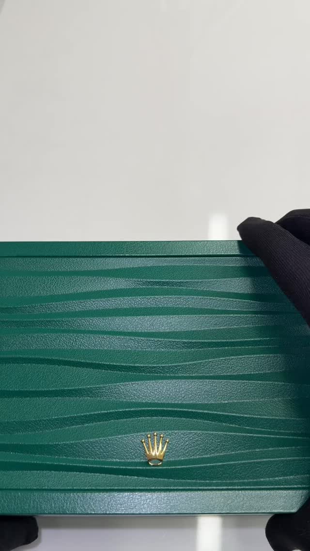 ROLEX DATEJUST 126334 NUOVO 2025‼️
Garanzia 2 Luglio 2025, nuovo mai indossato fresco di concessionario
Ovviamente super full set
SCRIVICI IN DM PER INFO SUL PREZZO ✅
Contattaci per acquistare il tuo prossimo Rolex!
Visita il nostro sito web, link in bio 👆
Ti aspettiamo in negozio, solo da Gioielleria Corna!
#rolex #datejust #rolexnuovo #orologi #christmas