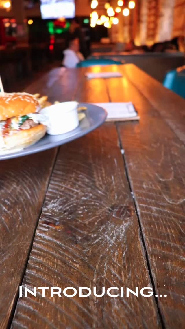 Meet the Solstice Smash 🔥
Herb-whipped goat chèvre, caramelized shallot & bacon preserve, and pickled red onions stacked on a housemade sesame bun.
Only at Royal Electric. Only for a limited time. 🍔✨