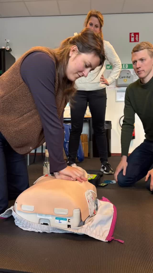 🎉 BHV herhaling: geslaagd! 🎉
Vorige week hebben we onze jaarlijkse BHV-herhaling weer met succes afgerond. Veiligheid staat bij ons altijd voorop — voor onze patiënten én voor onszelf.
Extra fijn: we deden dit samen met onze buren uit De Brug:
🤝 de huisartsenpraktijk
💊 de apotheek
🧡 en natuurlijk wij, Fysiotherapie Wooldersteen
Samen zorgen we voor een veilige omgeving voor iedereen die ons gebouw binnenstapt. 💪✨
#fysiotherapiewooldersteen #bhv #bedrijfshulpverlening veiligheid teamwork samensterk debrug