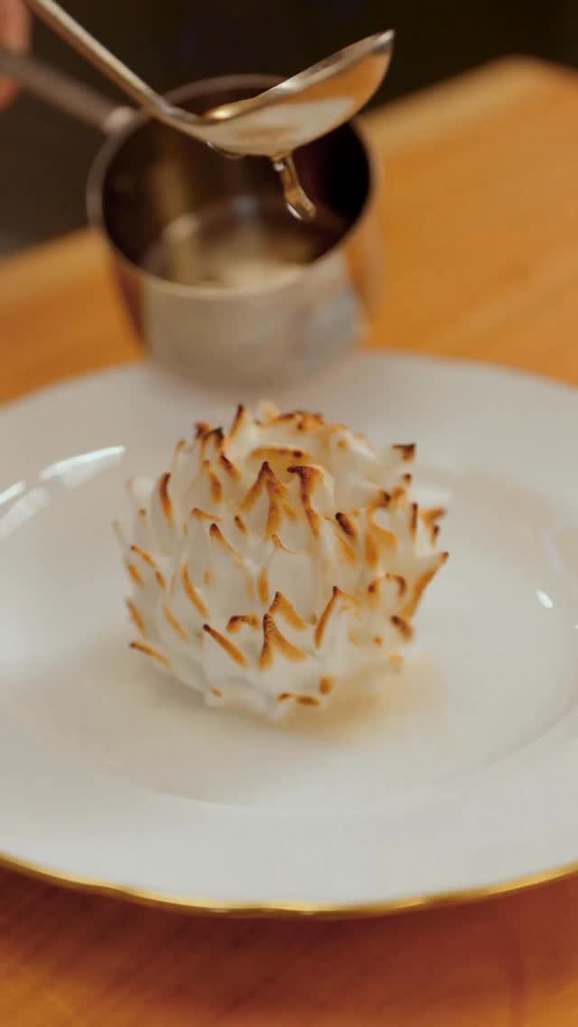 A work in progress for @corenucopiabyclaresmyth: Baked Alaska, caramelised apples and Somerset cider brandy…
.
.
.
#Corenucopia #Chelsea #BakedAlaska #Apple #Brandy #NewOpening #London #Restaurant #Chef #OnTheTable #ClareSmyth #Yorkshire #Pudding #Classic #Luxury #Bistro #Vanilla #Rum #Monday @foodstorymedialtd