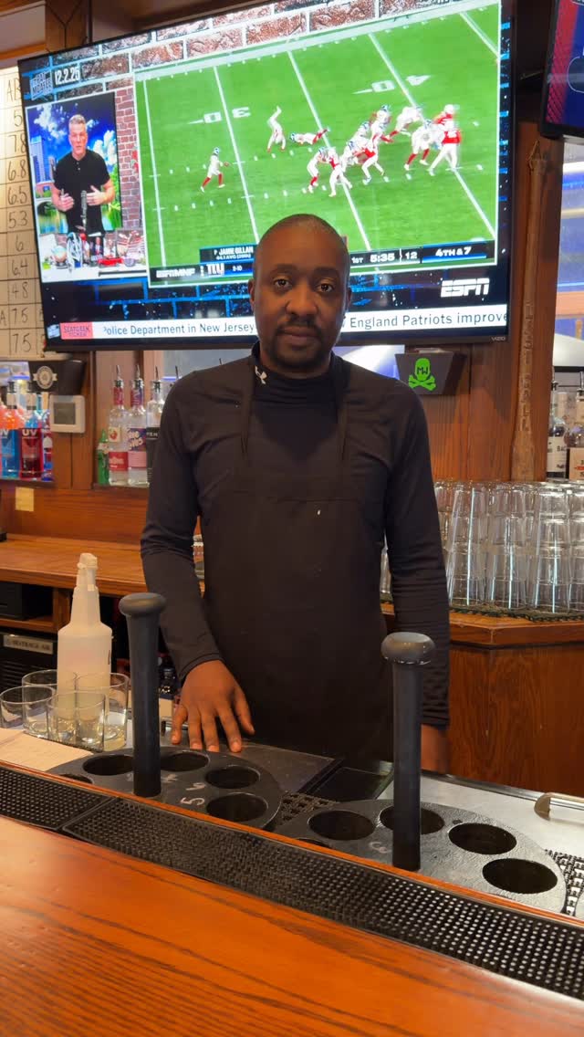 Good things come in small packages! We reach new heights when it comes to customer service! 🤗 Stop in and see us soon!
#thirdbasebrewery #shortqueen #restaurantlife #wegotjokes