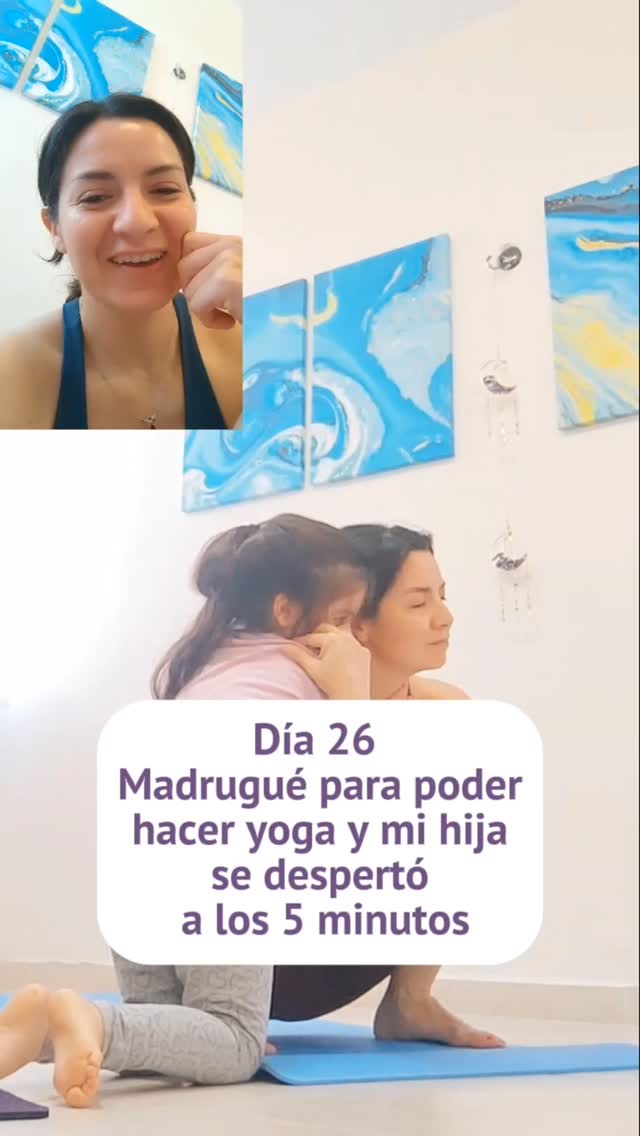 Día 26, en esta casa se cumple eso de madrugar para entrenar antes de que se despierte la bendición y que la bendición también madrugue...Así que hice mi práctica junto con ella. Si fue casi una hora, entre sus temas de darle de comer, llevarla al baño, pedirle espacio para no chocar, etc. Pero me alegro de que lo hayamos hecho 🫶🏻 a ella le gusta mucho moverse conmigo. Requiere un nivel máximo de respirar profundo para no perder la paciencia por que el enfoque está dividido. Pero es una práctica de la vida real...así con distracciones y tratando de conectar de otra forma.
¿Tu haces yoga con tus hijos? Te leo 🤓
#yogaenfamilia #yoga #gorearmoniza #amorpropio #meditación #meditación #desarrollopersonal #retogorearmoniza #yogaencasa #paciencia
