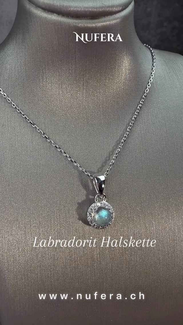 Labradorite
Ein Stein des Lichts,
geformt durch Zeit und Natur über Jahrhunderte hinweg.
Er reflektiert Schutz, Wahrnehmung
und natürliche Balance.
Steingrösse 6 mm,
umrahmt mit CZ,
gefasst in 925 Sterling Silver.
New necklace & earrings collection by Nufera.
#Labradorite #Edelsteinschmuck #HandcraftedJewelry #madeinswitzerland #schweiz