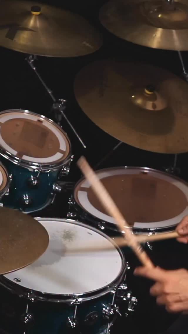Esta semana me tocó grabar sobre una maqueta de guitarra y bajo sin metrónomo.
La referencia tenía fluctuaciones orgánicas de tiempo, así que me tocó contar, escuchar y dejar que el charrasqueo me guiara. Un gran ejercicio para el reloj interno.
Cuando grabo, doy el 200% lo trato como un show en vivo, dejándolo todo en la toma.
Me hace pensar que mientras la IA se mete más en el arte, tocar un instrumento, crear arte con el corazón y esa entrega humana importa más que nunca. Se puede decir que se vuelve un acto hasta subversivo.
#drumlife #drums #drummerworld #drummerlife #drummer #drumstagram #baterista #drum #zildjian #zildjianfamily #drumrecording #drumsolo #drumgroove #drumfills #drumsticks #batería #bateria #solodrum