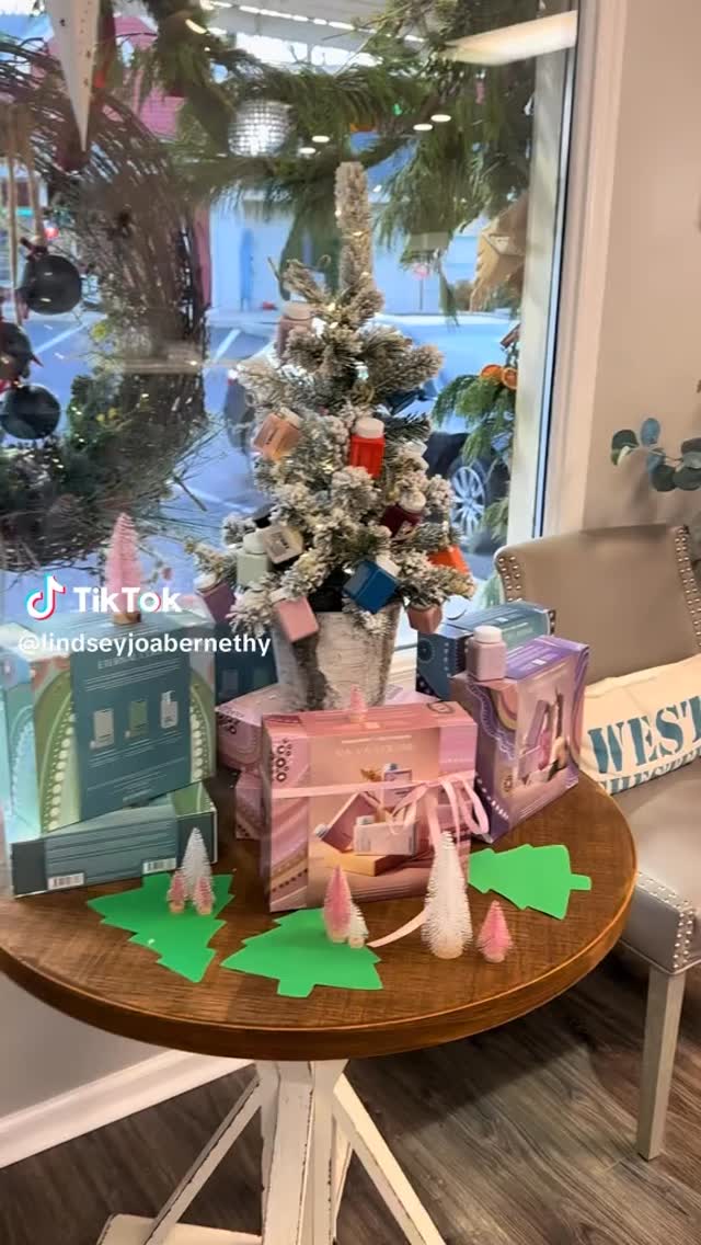 It’s the holiday season here at Bella Bella hair salon! 🎅 🎄
#wc #westchesterhairsalon #hairsalon #km #kevinmurphy #hairgoals