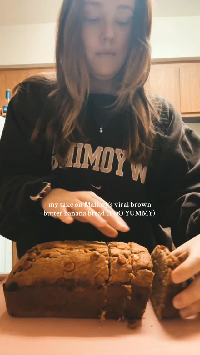 the first time the christmas mini set was used for actual baking 😭🤣 warms my heart. happy december crew ❄️