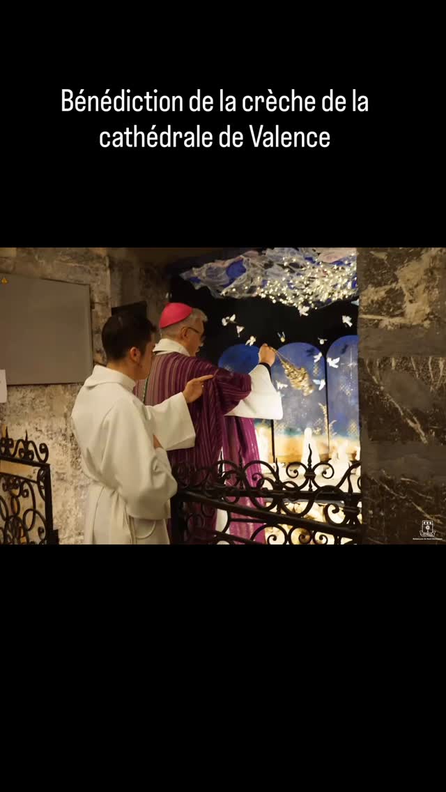 ✨ Bénédiction de la crèche
À l’issue de la messe, la crèche de la cathédrale de Valence a été bénie par Monseigneur Durand
et le recteur de la cathédrale, Guillaume Tessier,
en présence des artistes Qof~co, Pauline Watteau et Danielle Simon.
Crédit photo :Sr Sylvanie, Religieuse du Saint Sacrement.
Un moment de joie et de reconnaissance,
où la prière, l’art et la communauté se sont rejoints.
Gratitude profonde pour ce temps partagé,
où la crèche est devenue pleinement
lieu de bénédiction, de paix et de lumière.
#Bénédiction
#CrècheDeLaCathédrale
#CathédraleDeValence
#ArtEtFoi
#ArtSacré
#CréationSpirituelle
#Joie
#Gratitude
#Communauté
#Lumière
#NoëlEnPréparation
#TempsDeLAvent
#Artistes
#Valence