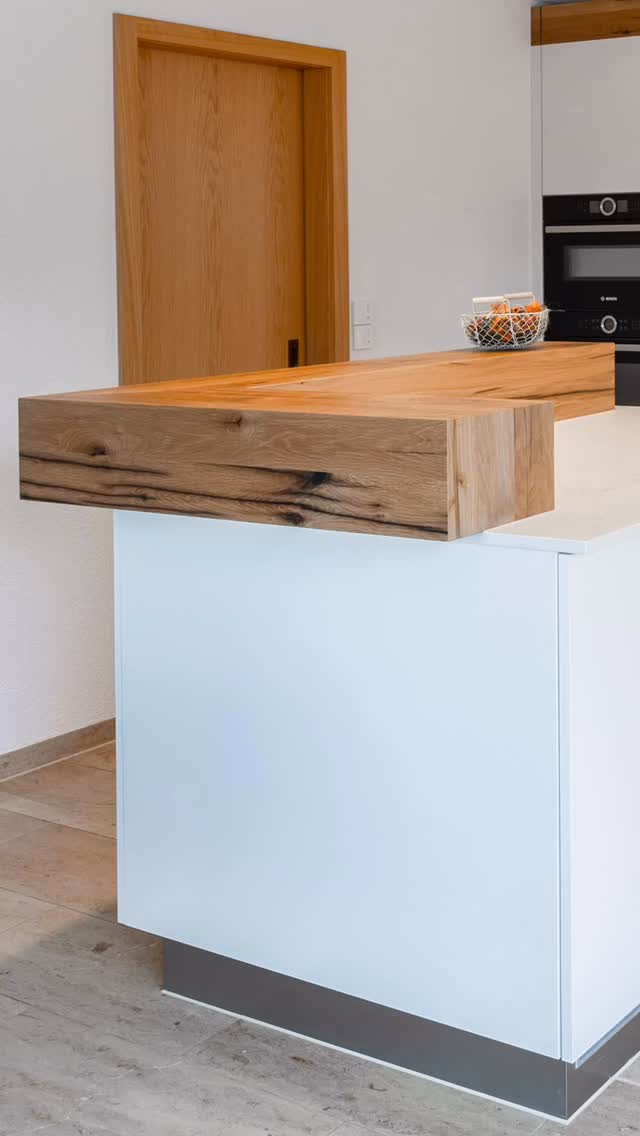 Weisse Fronten, klare Linien und ein markanter Holzaufsatz als Blickfang – diese Küche verbindet Funktion und Stil.
Besonders praktisch:
• integrierter Gefrierschrank
• viel Stauraum
• robuste Fronten
• grifffreundliche Beschläge
Eine Küche, die den Alltag einfacher und richtig Freude macht. 🤍🌿