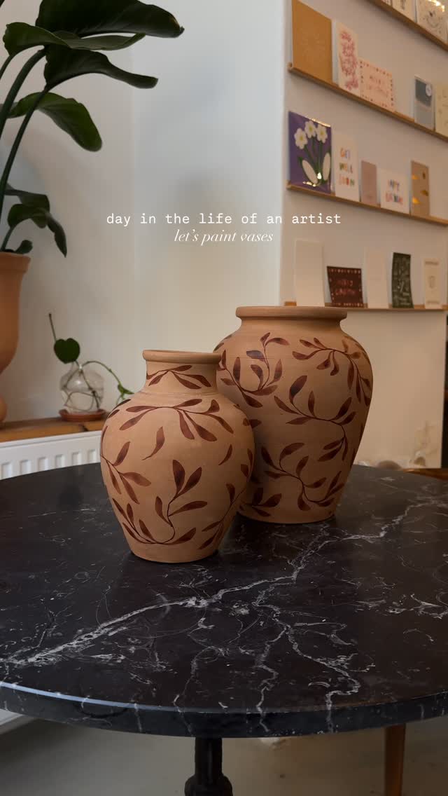 Handgemalte Terra Cotta Vasen & Kerzenständer ✨ Ich find sie sind sehr schön geworden, und auch eigentlich sehr anders für mich, weil ich sonst immer eher bunt arbeite. Gibt’s jetzt bei Yasmin im @andfriends_store ☺️
#handpainted #art #productdesign