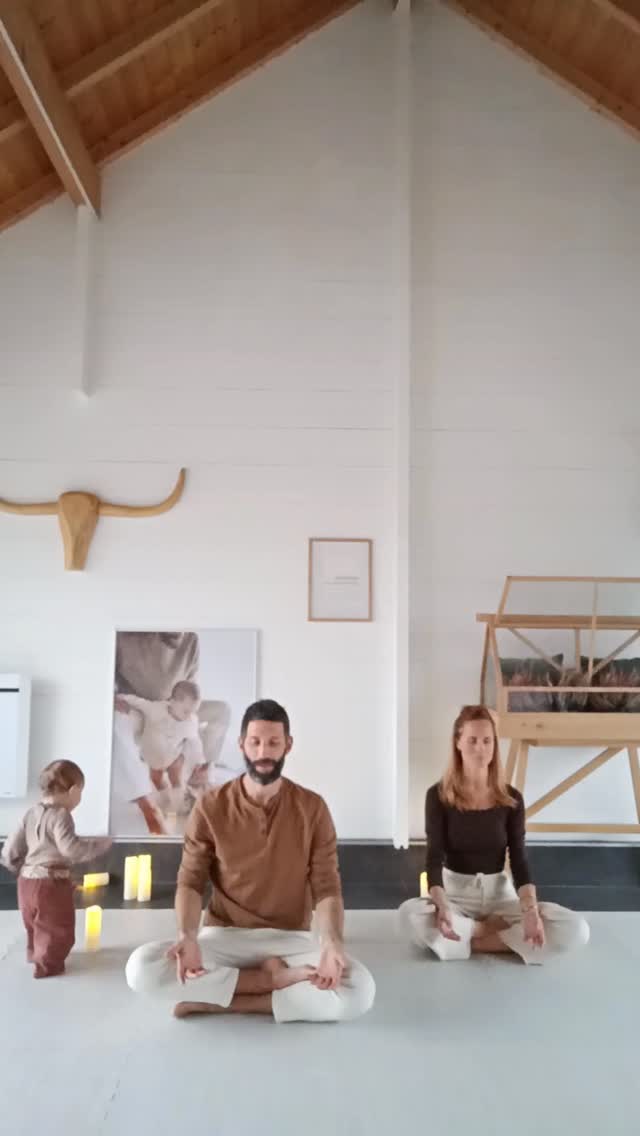 Exceptionnellement, nous avons uni nos forces pour créer le flow transcendant du mois de décembre.
Nous ne sommes pas nos blessures,
Nous ne sommes pas ce qui nous est arrivé,
Nous choisissons d'être,
A chaque pas, nous changeons, nous nous élevons.
Nous allons le répéter haut et fort dans nos coeurs,
Pour nous, pour un monde meilleur.
Frissons garantis.
On se retrouve sur nos tapis, pour vibrer en ce mois illuminé. 🕯️💫🕯️
#yoga
#nancy
#resilience