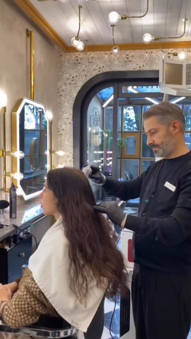 💡 Saç Derisinde Hücresel Canlanma
Yüksek frekanslı ozon tarak, lazer ve mikro akım teknolojileriyle saç derisinde derin bir uyarım sağlanır.
🔹 Kan dolaşımı hızlanır, oksijen üretimi artar.
🔹 Saç köklerinin beslenmesi güçlenir, vitamin ve aktif içerikler çok daha etkin taşınır.
🔹 Mikro akımlar, hücrelerde enerji üretimini destekleyerek saç köklerini canlandırır.
🔹 635 nm kırmızı LED ışık, kolajen sentezini artırarak saç derisinde elastikiyet ve canlılık kazandırır.
🔹 Lazer ve mezoterapi etkisi desteklenerek saç tellerinde kalınlaşma ve yoğunluk sağlanır.
Bu ileri teknoloji, saç dökülmesini azaltırken saç köklerinin yenilenmesini destekler.
Sonuç: daha güçlü, daha canlı ve daha sağlıklı saçlar.
.
.
.
#sedatbiga #mikrokaynak #medikalkaynak #stregis #lllt