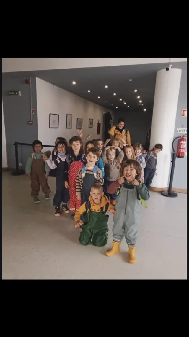 Os Passeios Culturais do Naterra em Dezembro foram ao TEATRO porque, na nossa opinião, o teatro deve ser um recurso que deve ser cada vez mais utilizado nas escolas e oferecido às crianças para trabalhar valores, empatia, socialização e, não menos importante, a literatura.
Estimular a imaginação das crianças na infância é uma tarefa importante até porque, através dela, a criança aprende a lidar com situações diversas e, no futuro, pode até vir a tornar-se um adulto mais criativo.
As peças de teatro e o contacto com essa forma de Arte proporcionam á criança histórias fantásticas em diferentes formatos o que, para além de ser divertido, a ajuda a pensar sobre situações do dia a dia e a trabalhar as suas emoções.